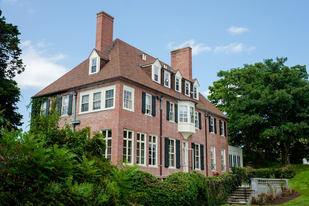 Misselwood manor house in New England on a summer wedding day